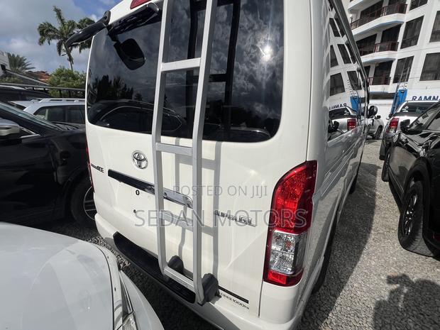 Toyota HiAce 2019 White - thumbnail 4