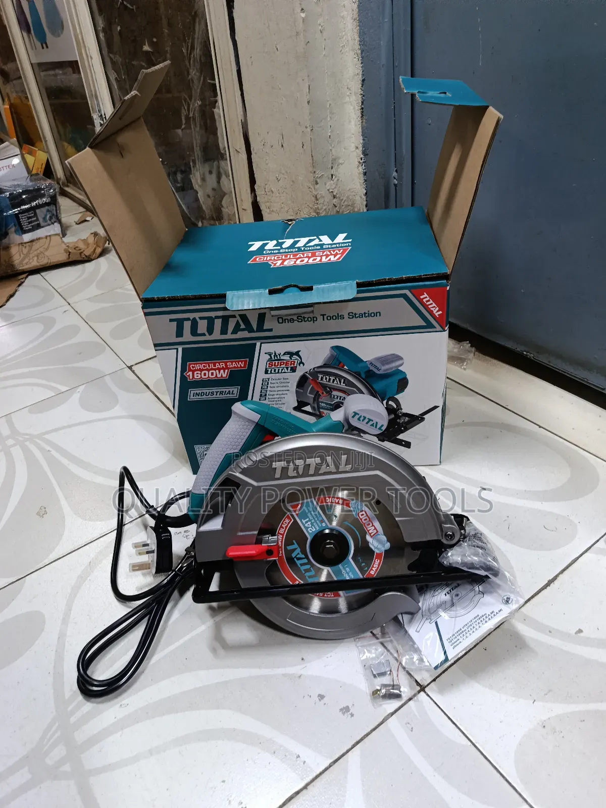 Total 1600w Circular Saw