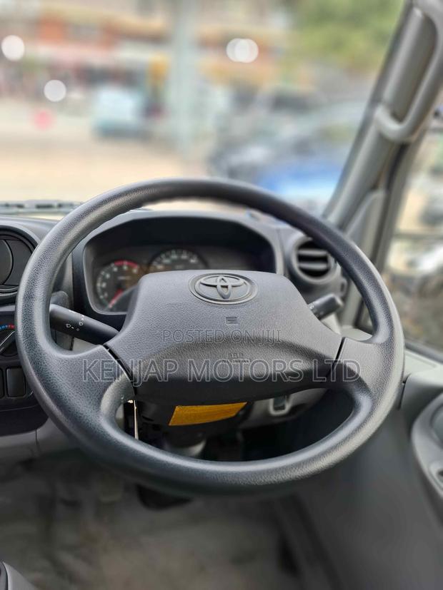 Toyota Dyna 2019 White - thumbnail 10