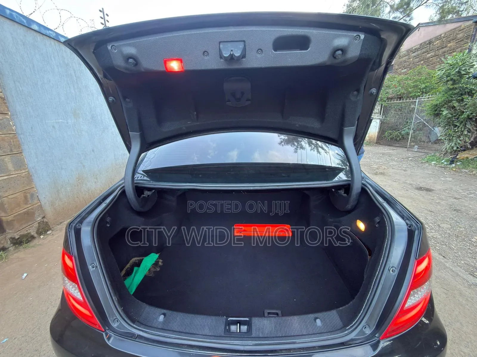 Mercedes-Benz C200 2011 Black