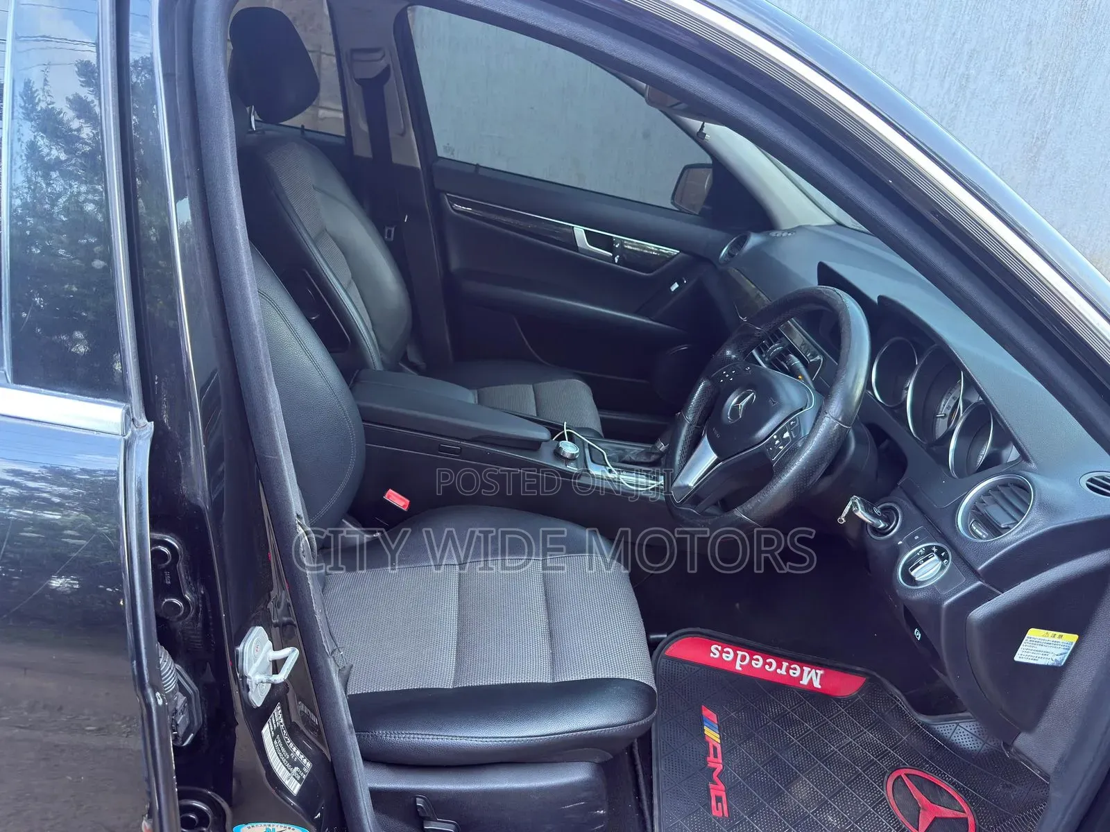Mercedes-Benz C200 2011 Black
