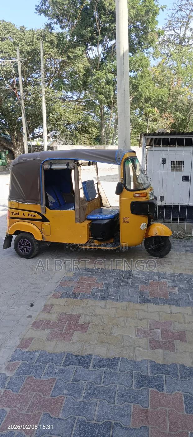 Bajaj RE 2023 Yellow - thumbnail 4