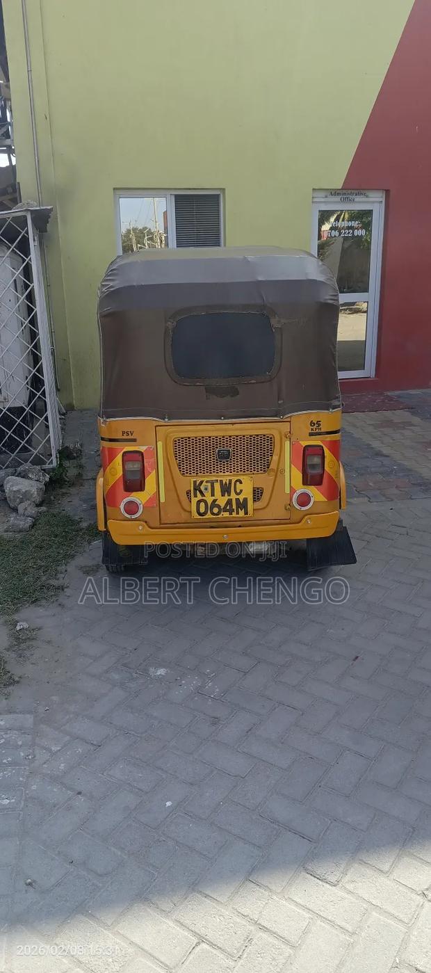 Bajaj RE 2023 Yellow - thumbnail 5