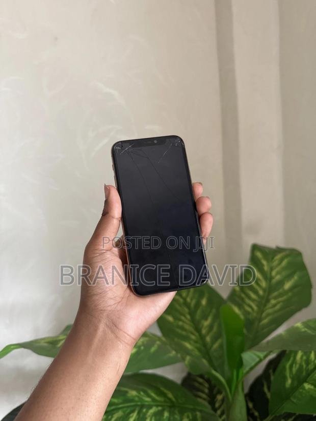 Apple iPhone 11 Pro 64 GB Gold - main view