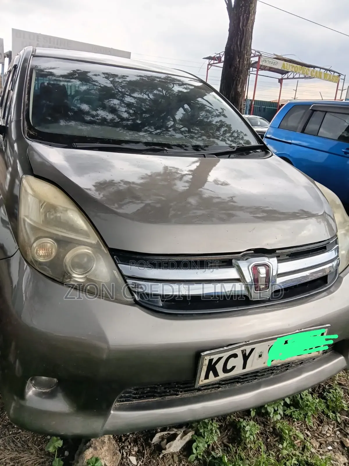 Toyota ISIS 2013 Silver