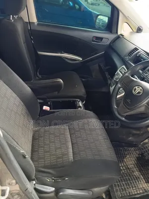 Toyota ISIS 2013 Silver