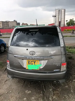 Toyota ISIS 2013 Silver