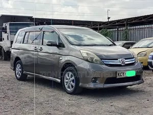 Toyota ISIS 2013 Silver