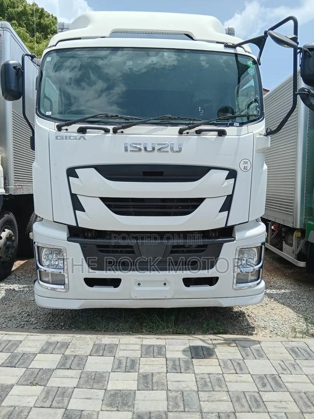 Isuzu Giga Truck
