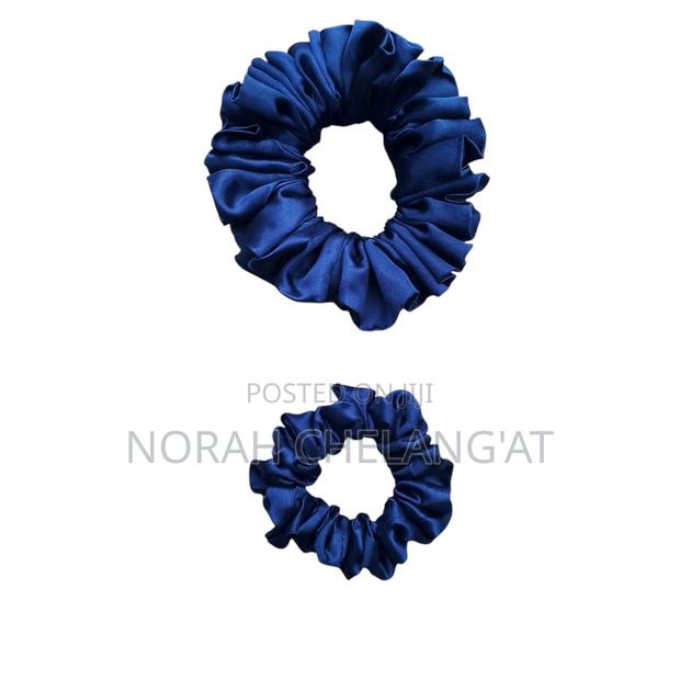 Reversible Adjustable Satin Bonnet With Two Scrunchies - thumbnail 4