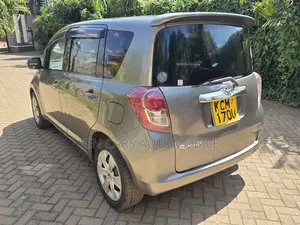 Toyota Ractis 2010 Silver