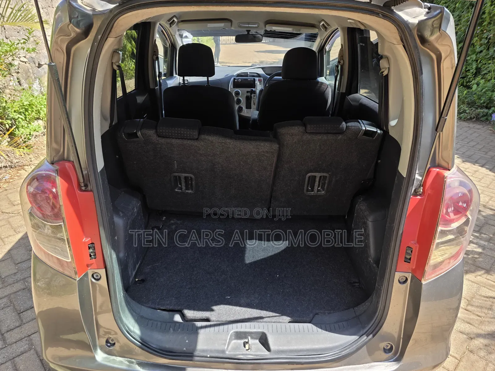 Toyota Ractis 2010 Silver