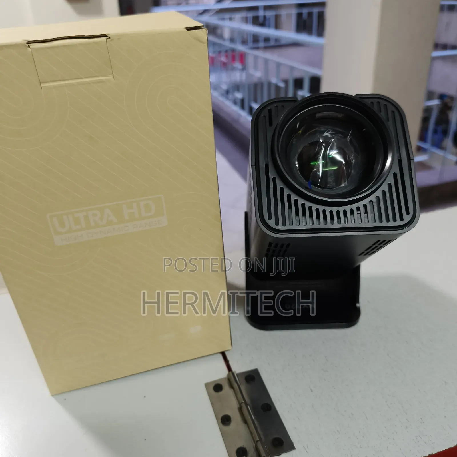 Highlight Coating Lens Projector With Display Size of 200 Inches