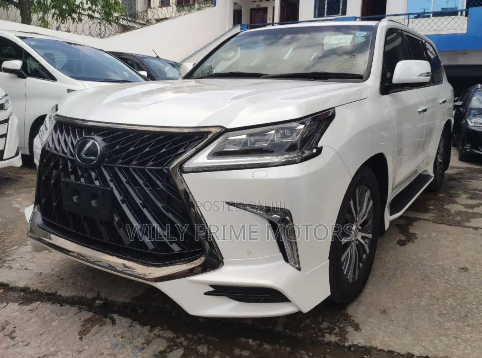 Lexus LX 570 AWD 2019 White