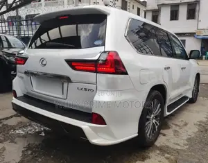 Lexus LX 570 AWD 2019 White