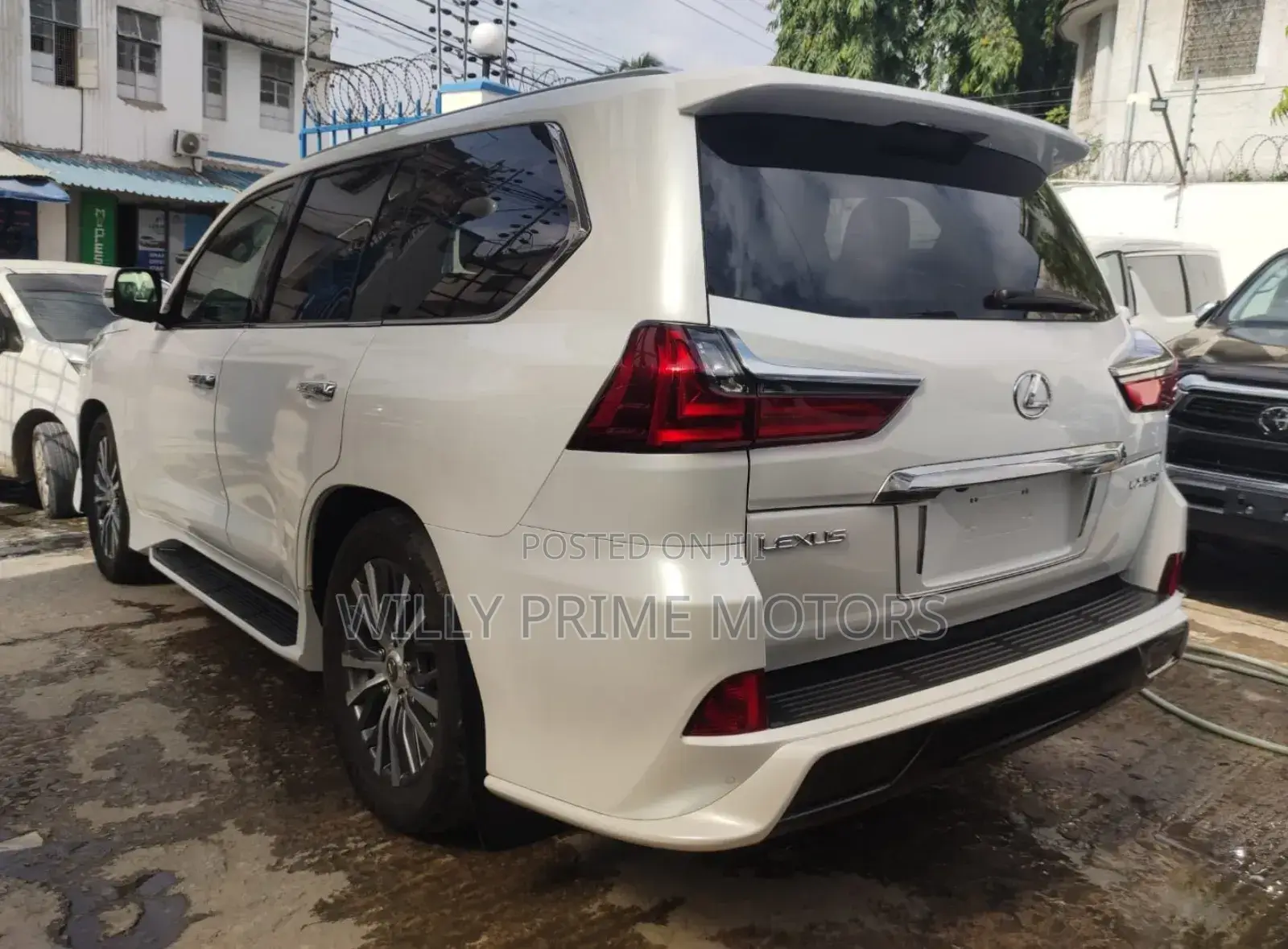 Lexus LX 570 AWD 2019 White