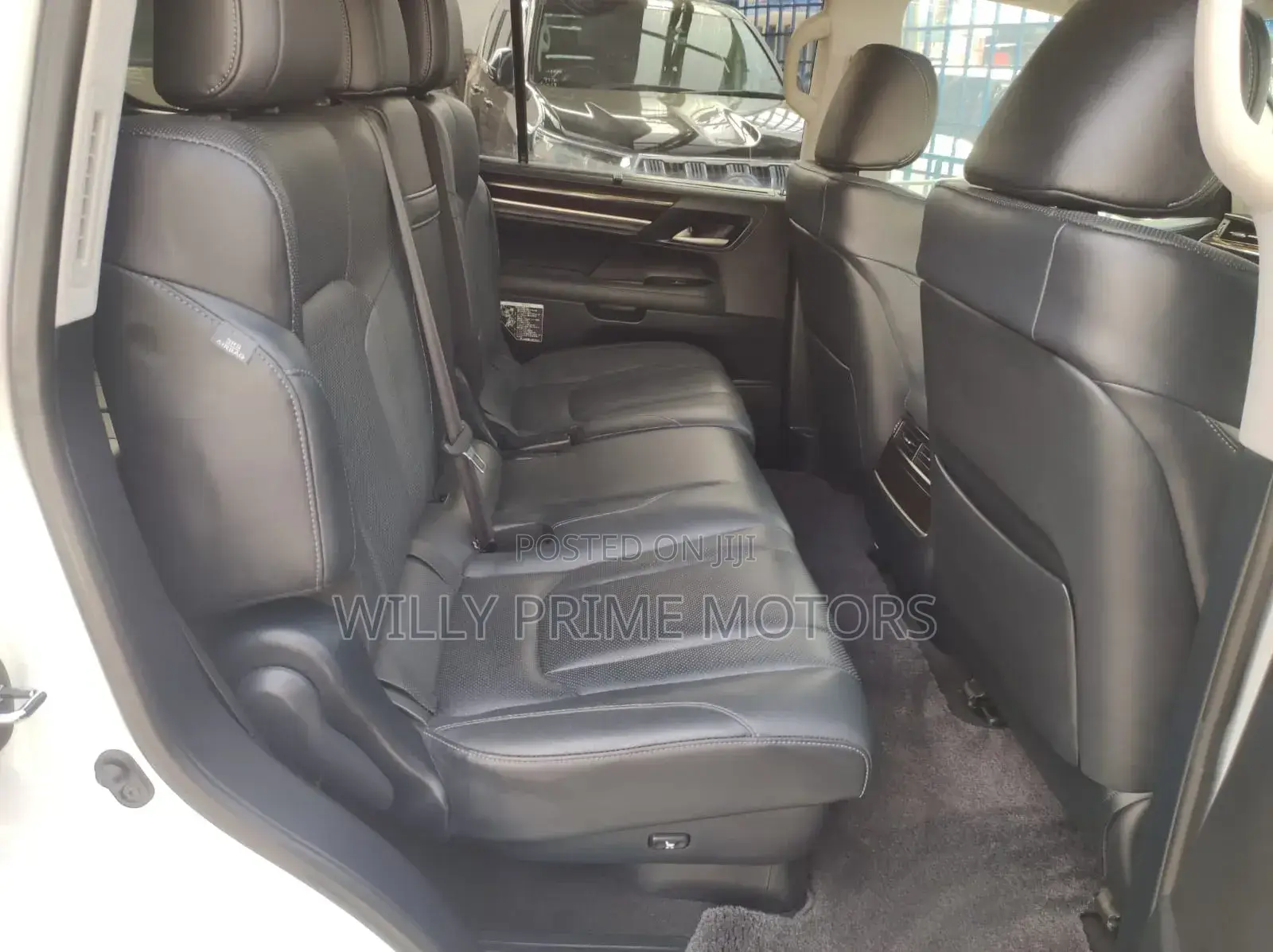 Lexus LX 570 AWD 2019 White