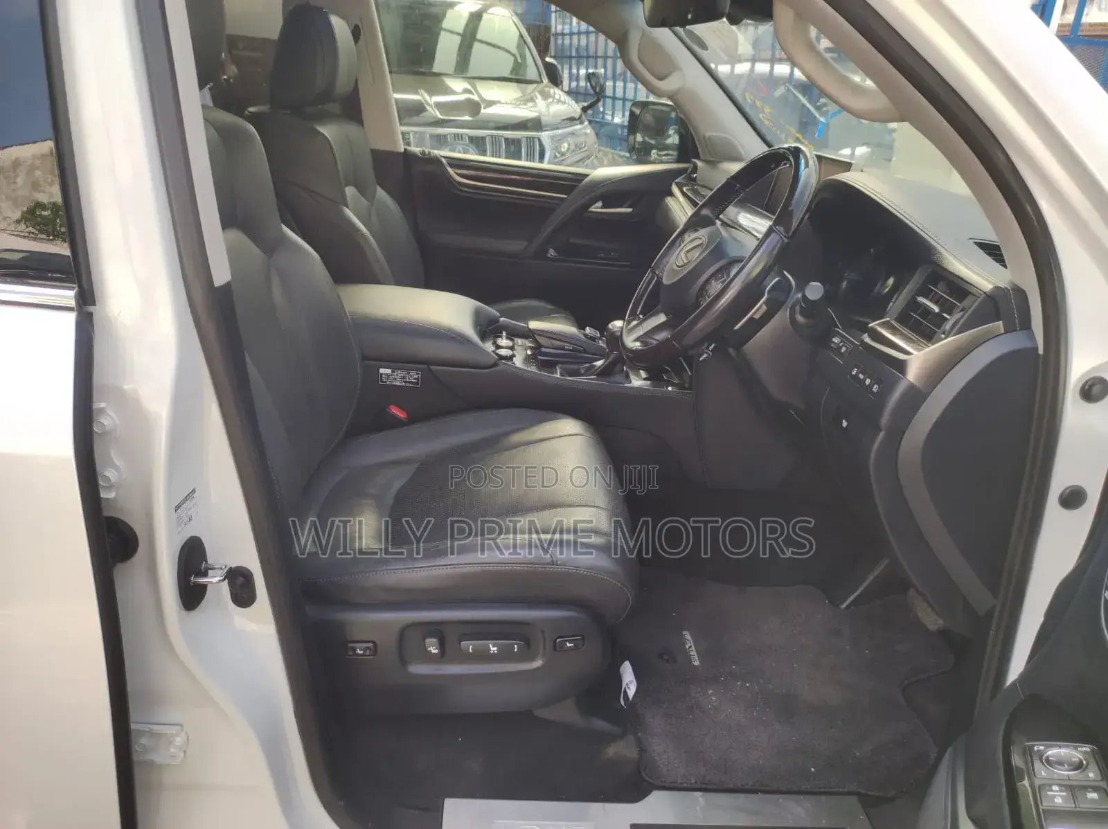 Lexus LX 570 AWD 2019 White