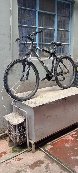 Ex Uk Size 26 Aluminum Giant Mountain Bike 24 Speed