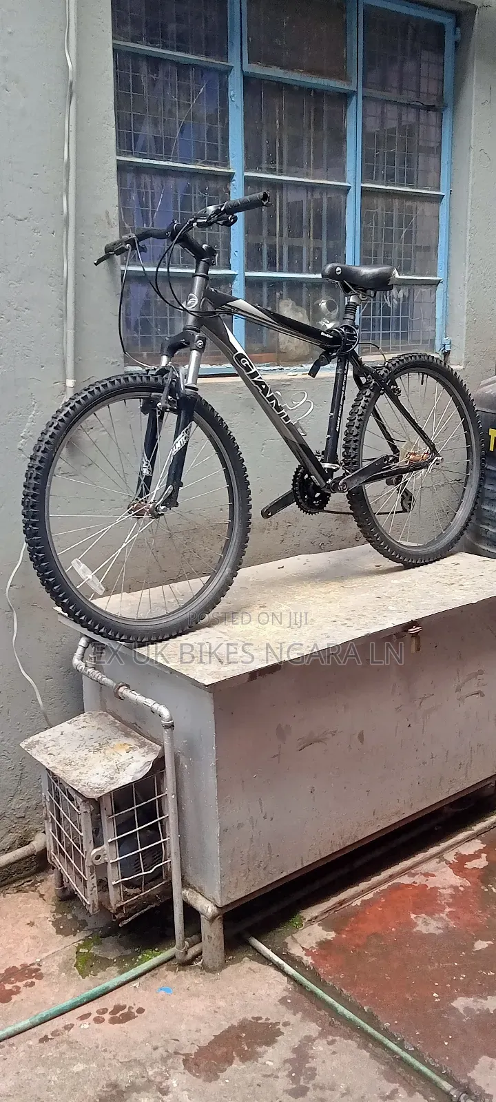 Ex Uk Size 26 Aluminum Giant Mountain Bike 24 Speed