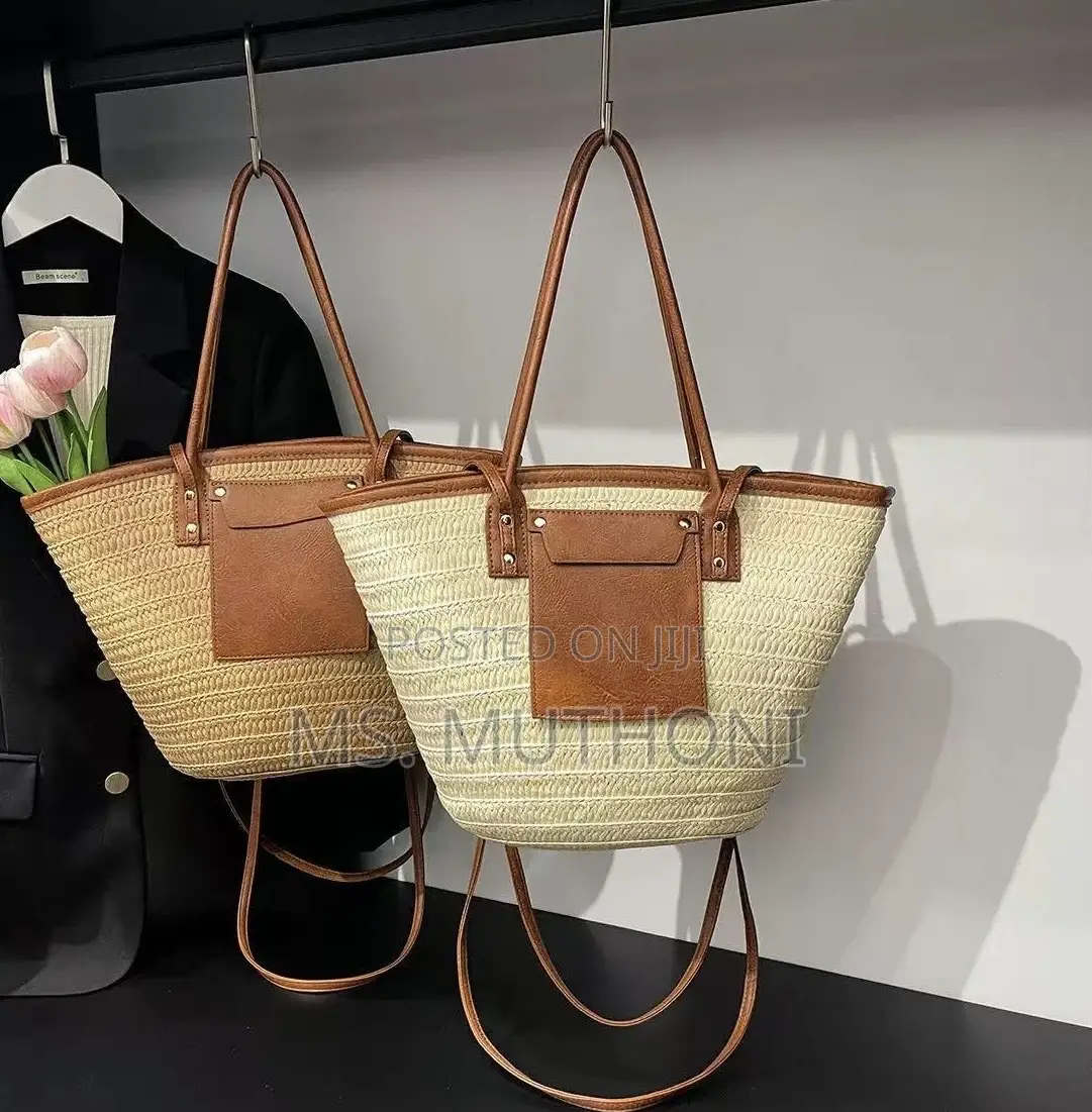 Straw Woven Beach Tote Bag With Leather Straps and a Front Pocket
