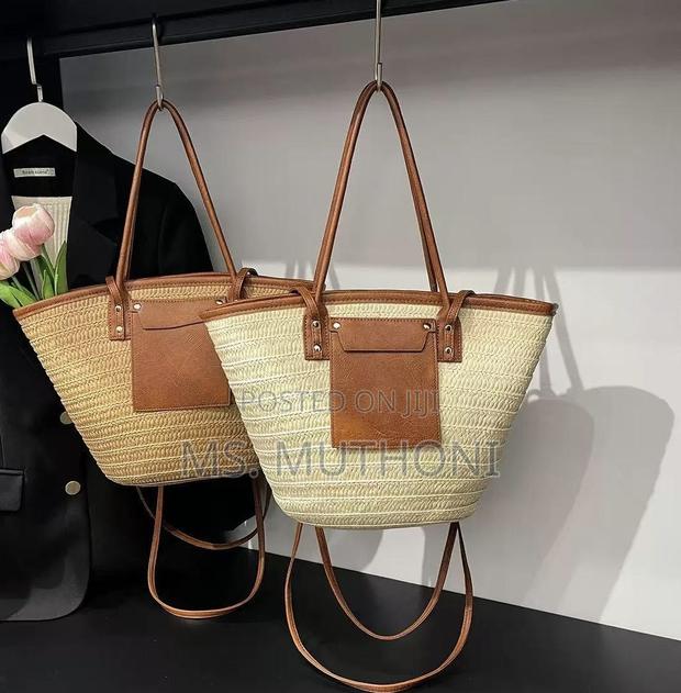 Straw Woven Beach Tote Bag With Leather Straps and a Front Pocket