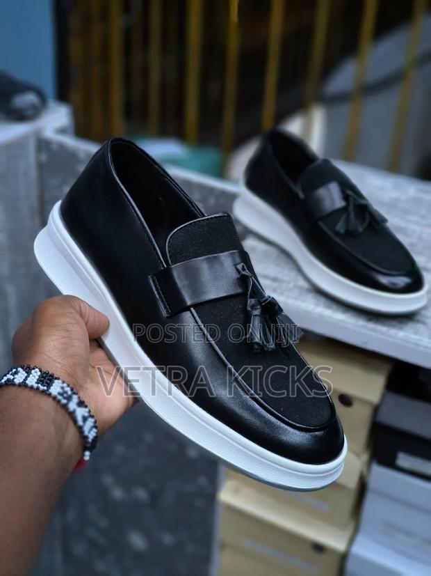 Men Casuals Black and White - thumbnail 3