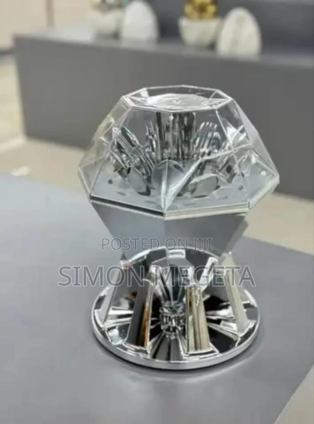 24 PCS Rotating Diamond Cutlery Set
Available - main view