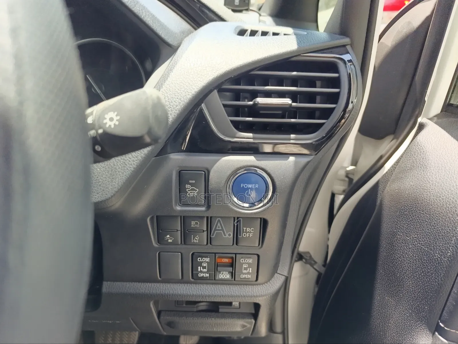 Toyota Esquire 1.8 FWD Hybrid (7 seater) 2018 White