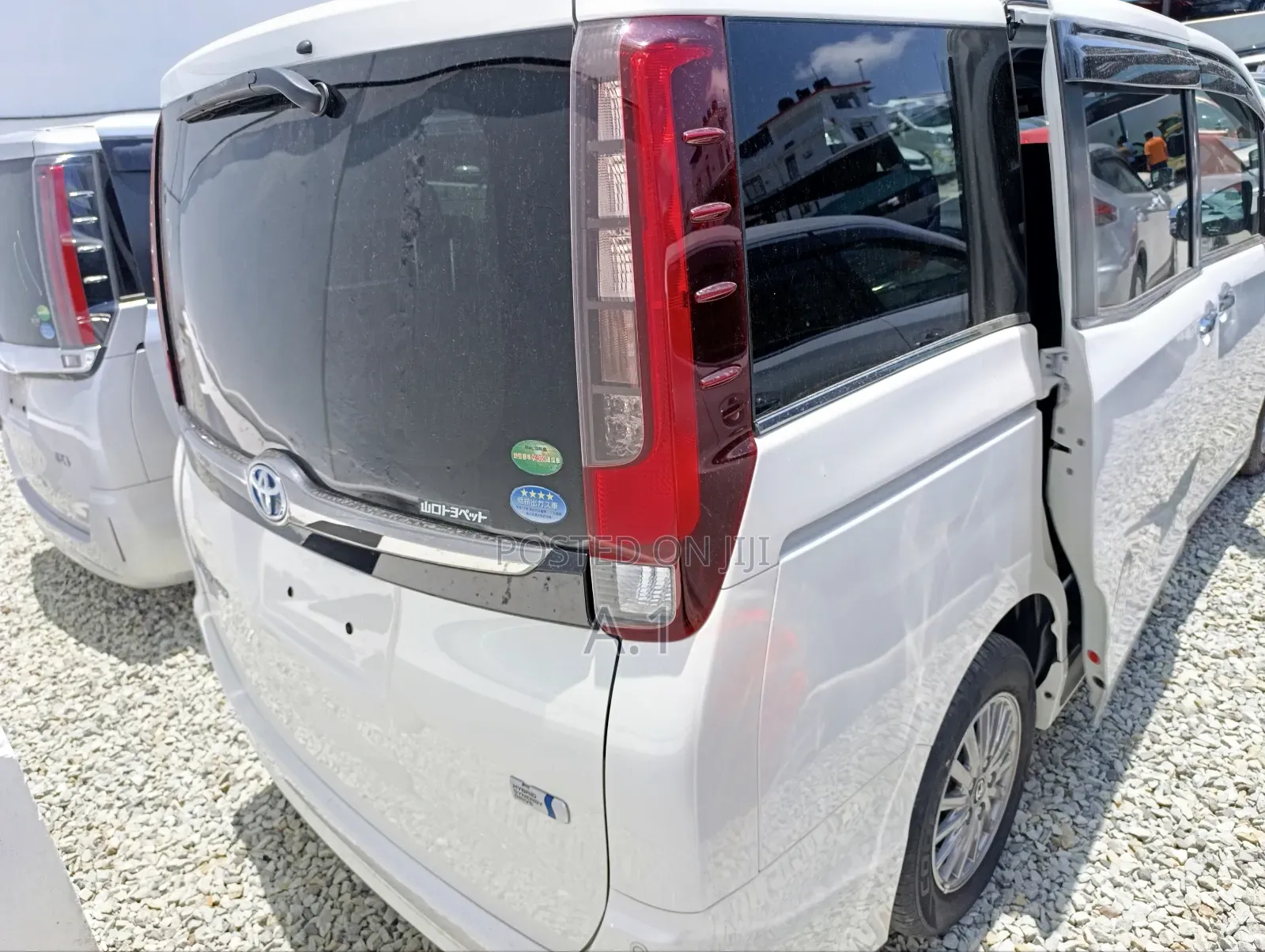 Toyota Esquire 1.8 FWD Hybrid (7 seater) 2018 White