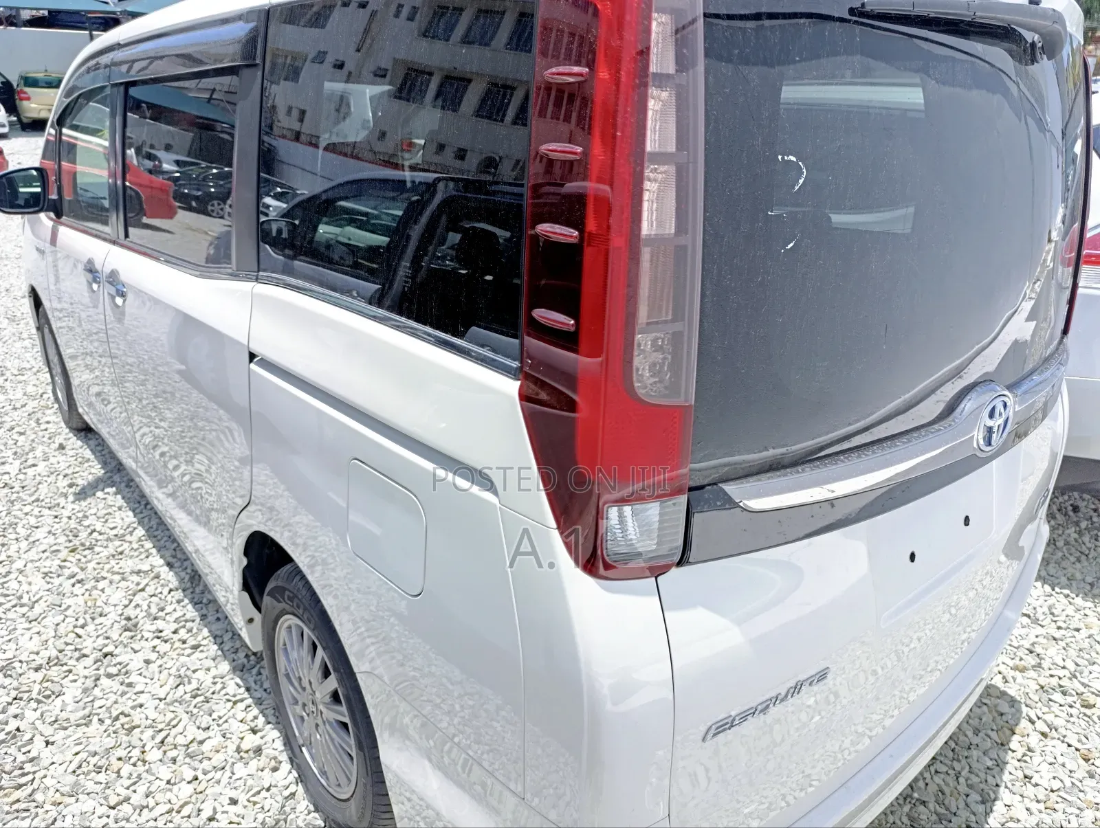 Toyota Esquire 1.8 FWD Hybrid (7 seater) 2018 White