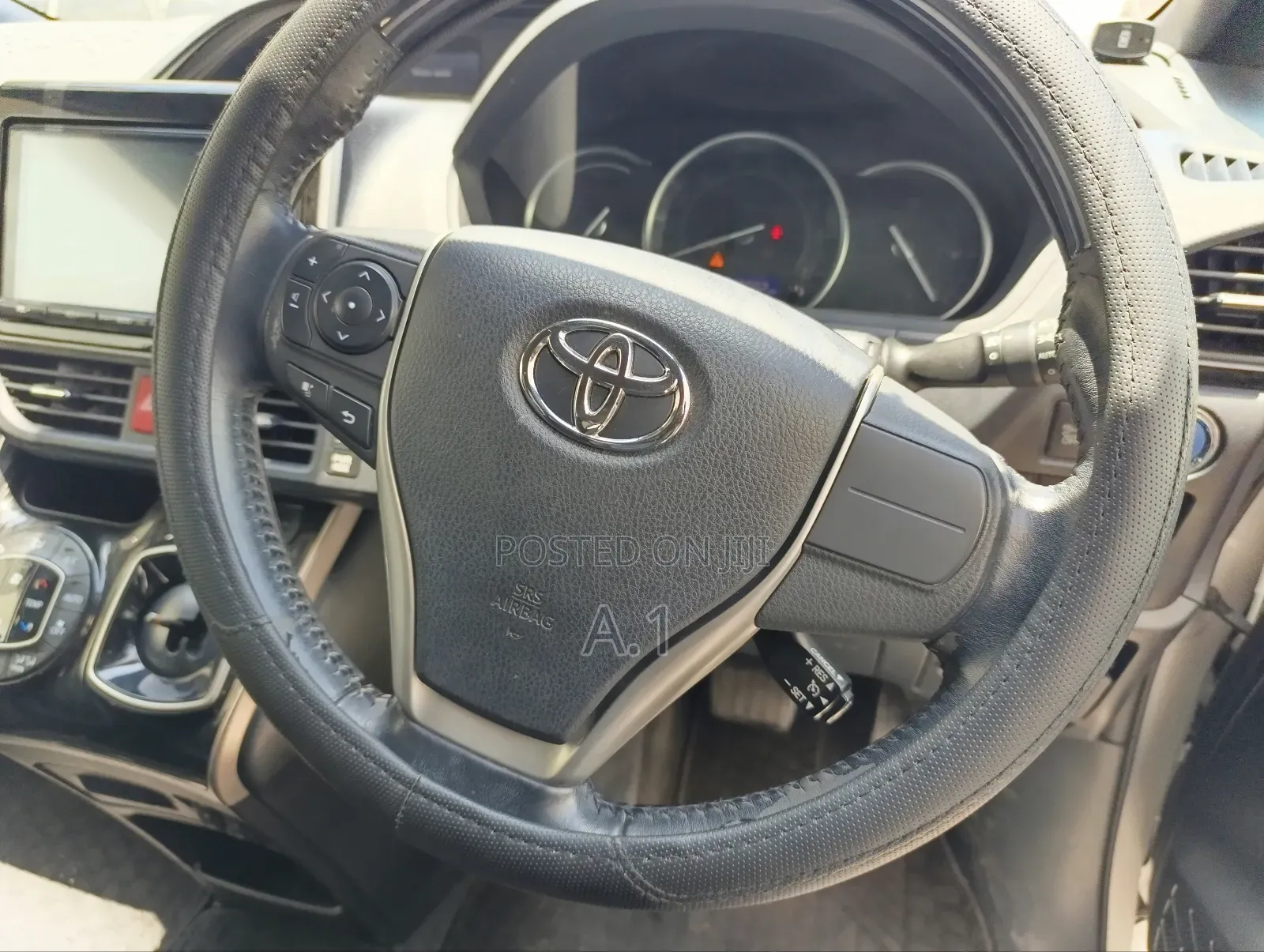 Toyota Esquire 1.8 FWD Hybrid (7 seater) 2018 White