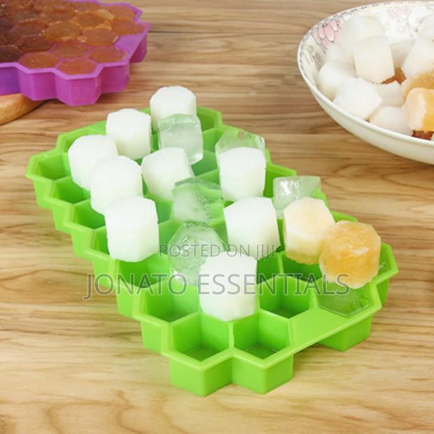 Silicone Honeycomb Ice Cube Tray With Lid - 37 Cells Mini Ice Maker - thumbnail 3