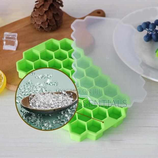 Silicone Honeycomb Ice Cube Tray With Lid - 37 Cells Mini Ice Maker - thumbnail 4
