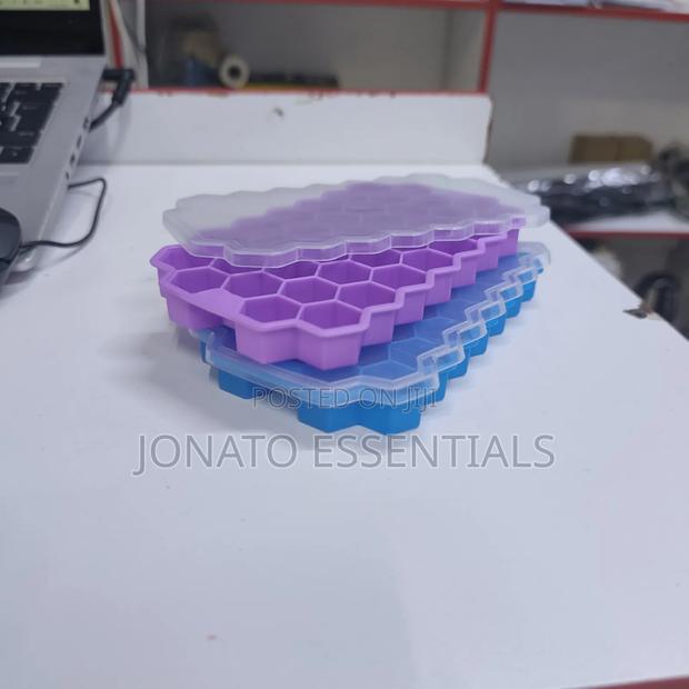 Silicone Honeycomb Ice Cube Tray With Lid - 37 Cells Mini Ice Maker - thumbnail 5