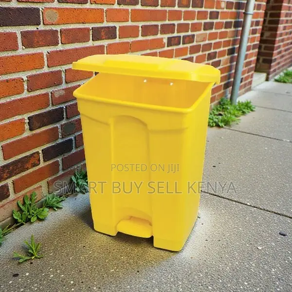 Hard Gauge 30 Litres Plastic Step Pedal Garbage Bin for Restaurants