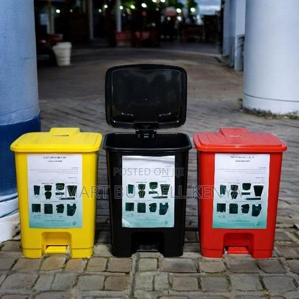 30 Litres Hard Plastic Step Pedal Garbage Dust Bin With Compact Design