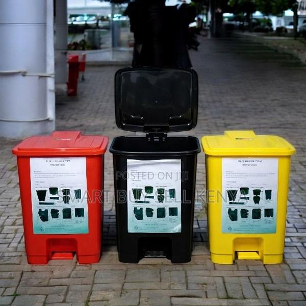 Easy to Assemble 30l Hard Plastic Step Pedal Garbage Bin for Clinics