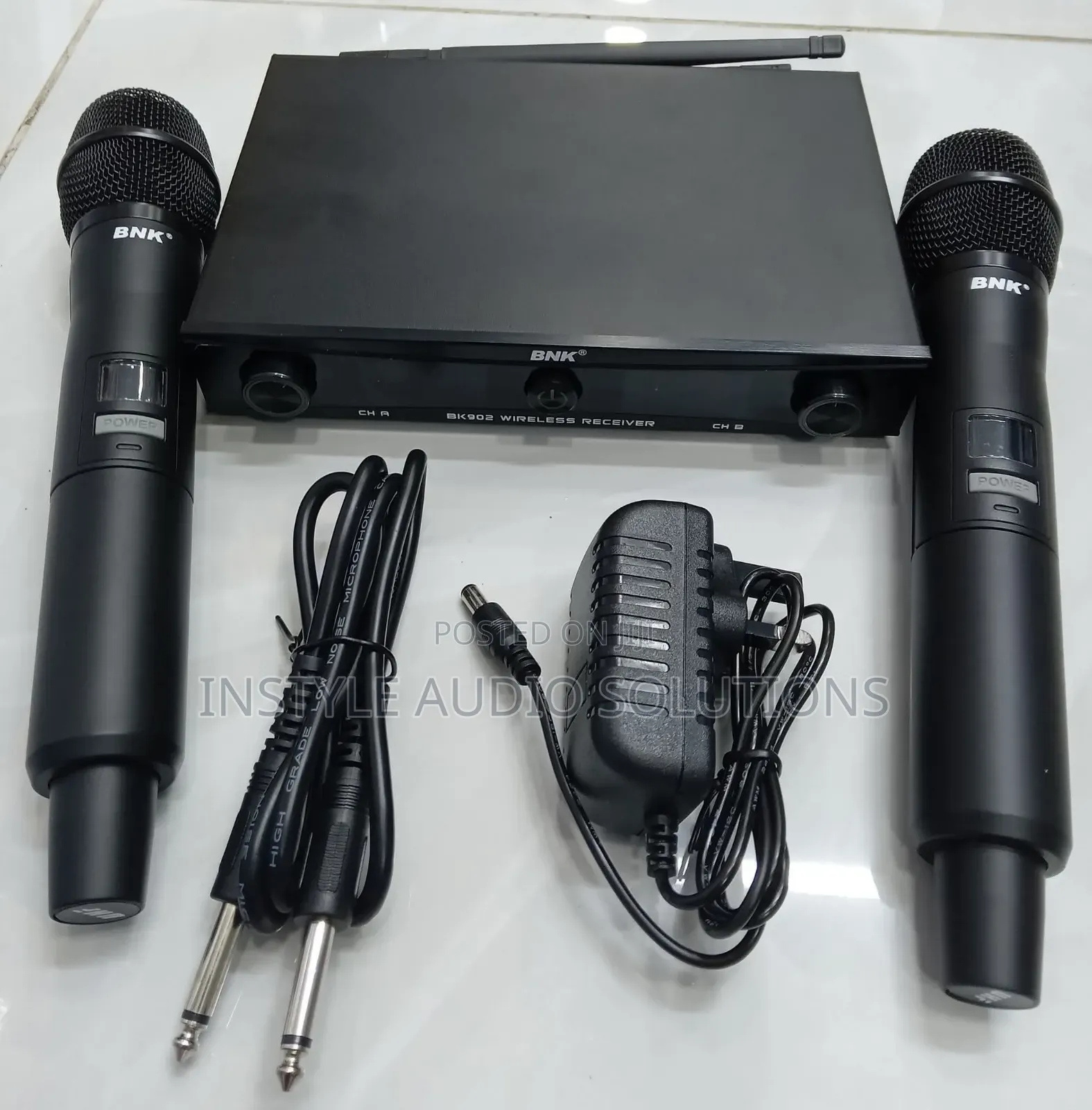 BNK Bk902 Digital Wireless Microphone 100 Meters Frequency Range