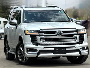 Toyota Land Cruiser LC300 2023 White