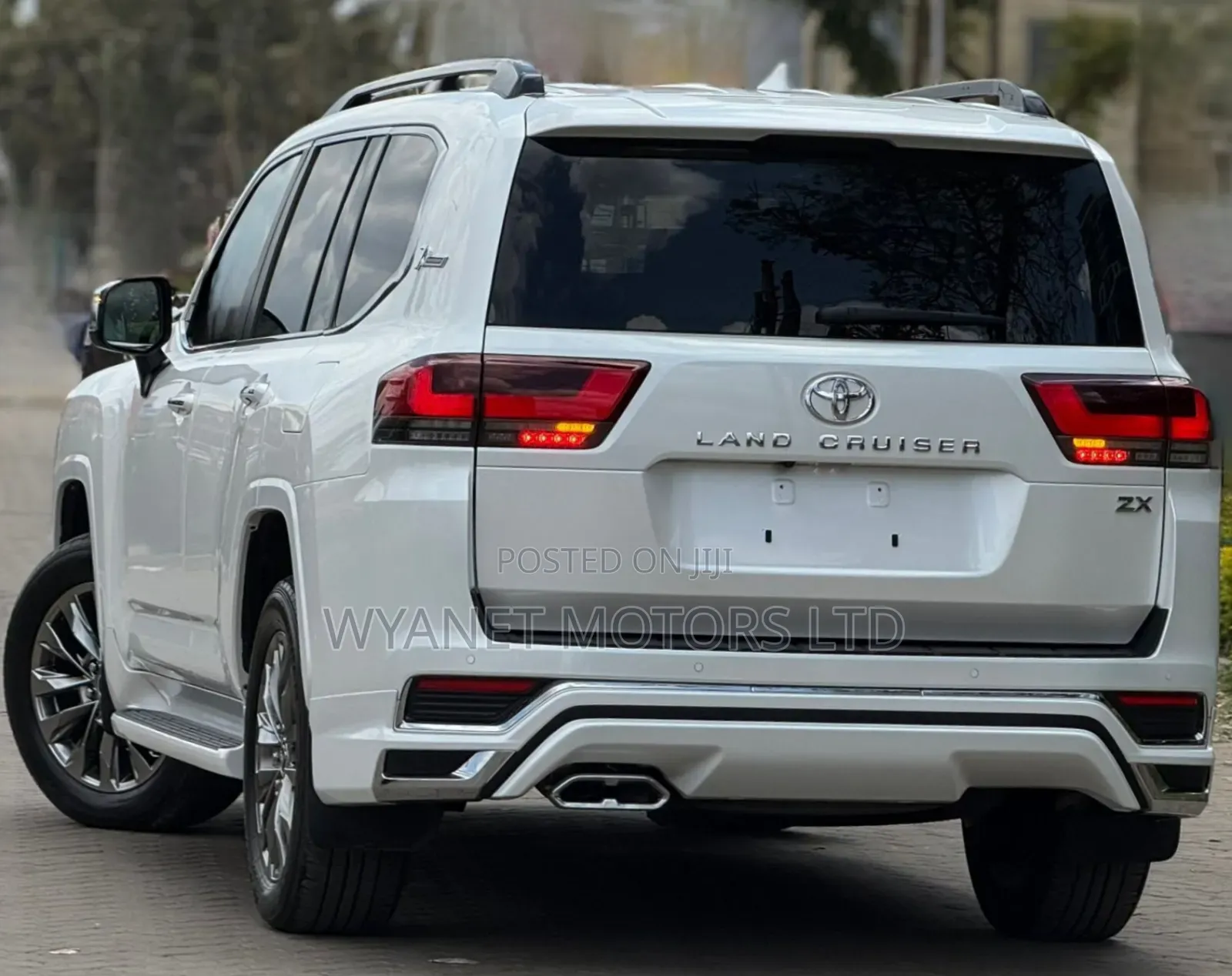Toyota Land Cruiser LC300 2023 White