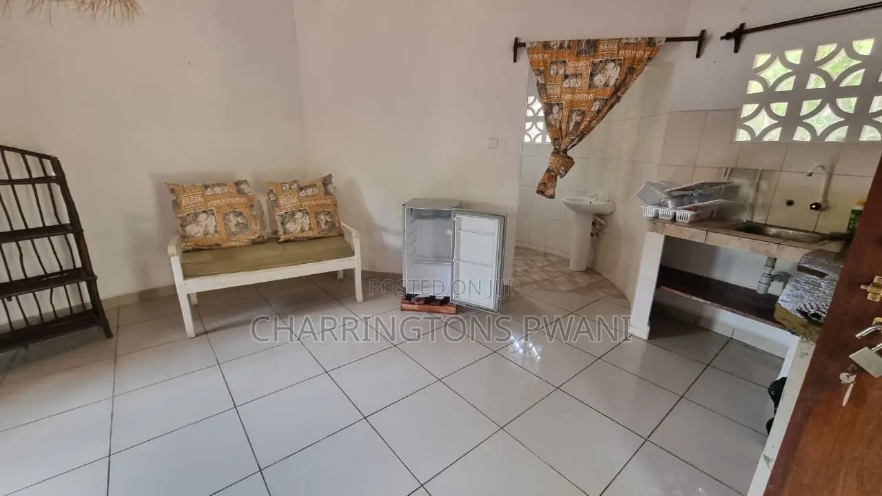 Makuti Studio With Pool Access, 2 Mins Drive to the Beach in Diani