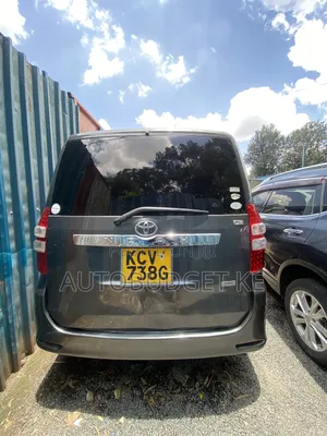 Toyota Noah 2.0 158hp FWD (7 Seater) 2011 Gray