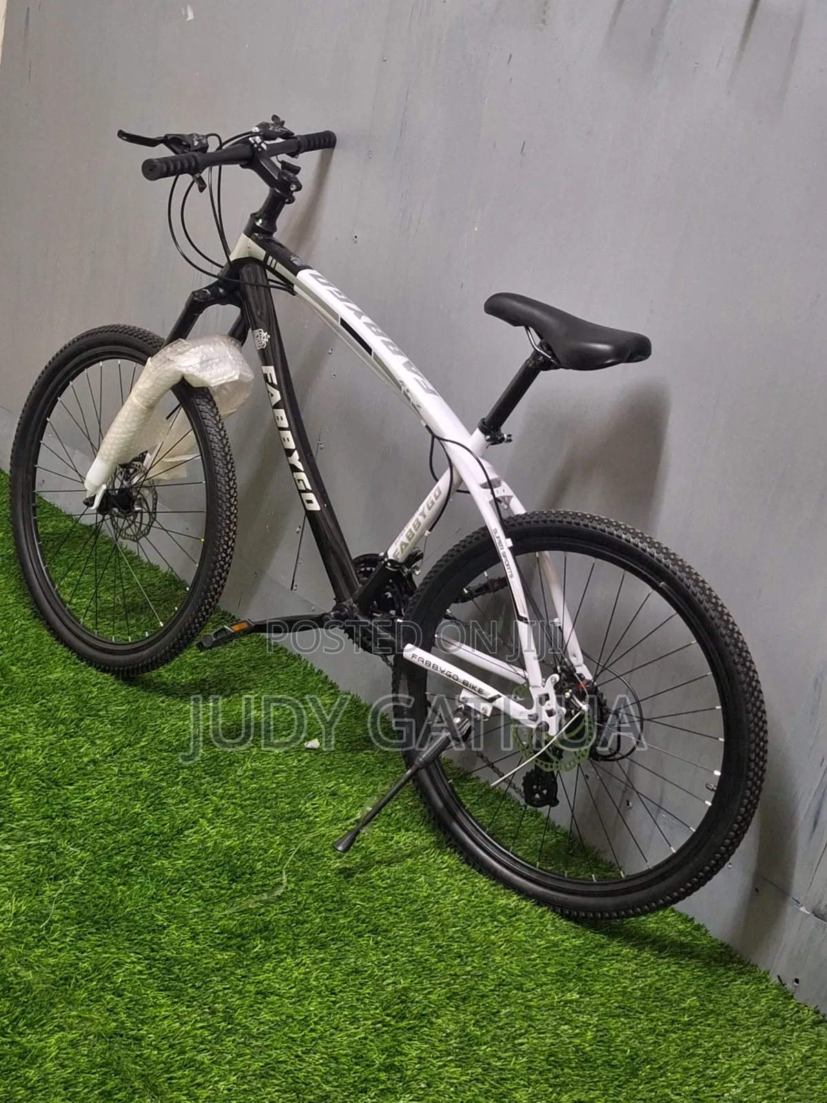 White And Black  Bike Size 26