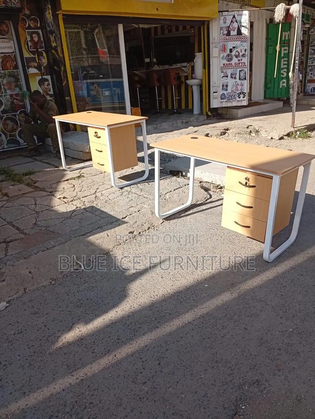 Simple Office Working Table - main view