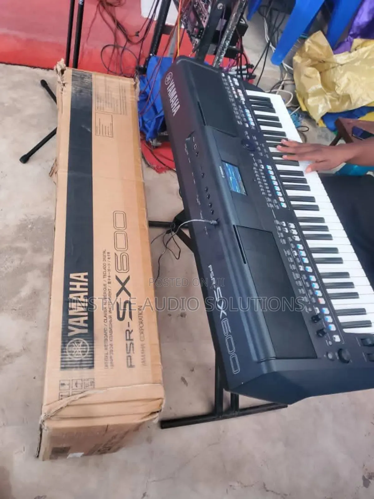 PSR Sx600 Yamaha Original Keyboard Complete With High-Quality Stand