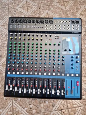 Yamaha Mg16xu 16-Channel Mixing Console.