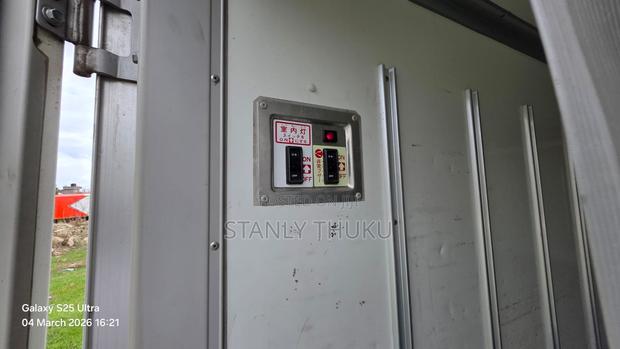 Toyota 2018 White - thumbnail 6