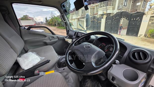 Toyota 2018 White - thumbnail 3