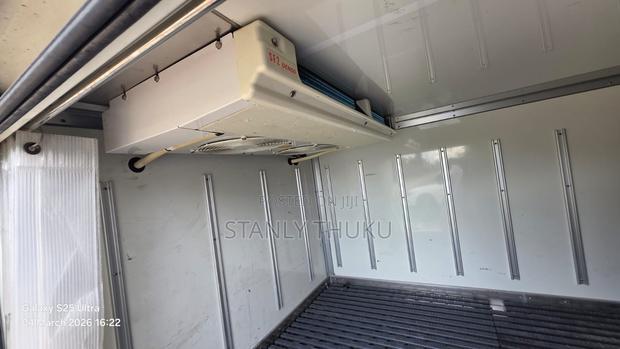 Toyota 2018 White - thumbnail 7